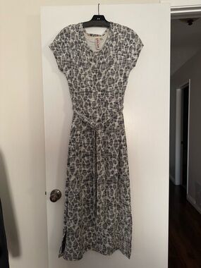 dolan Black and White Printed
Cap-Sleeve midi Dress
